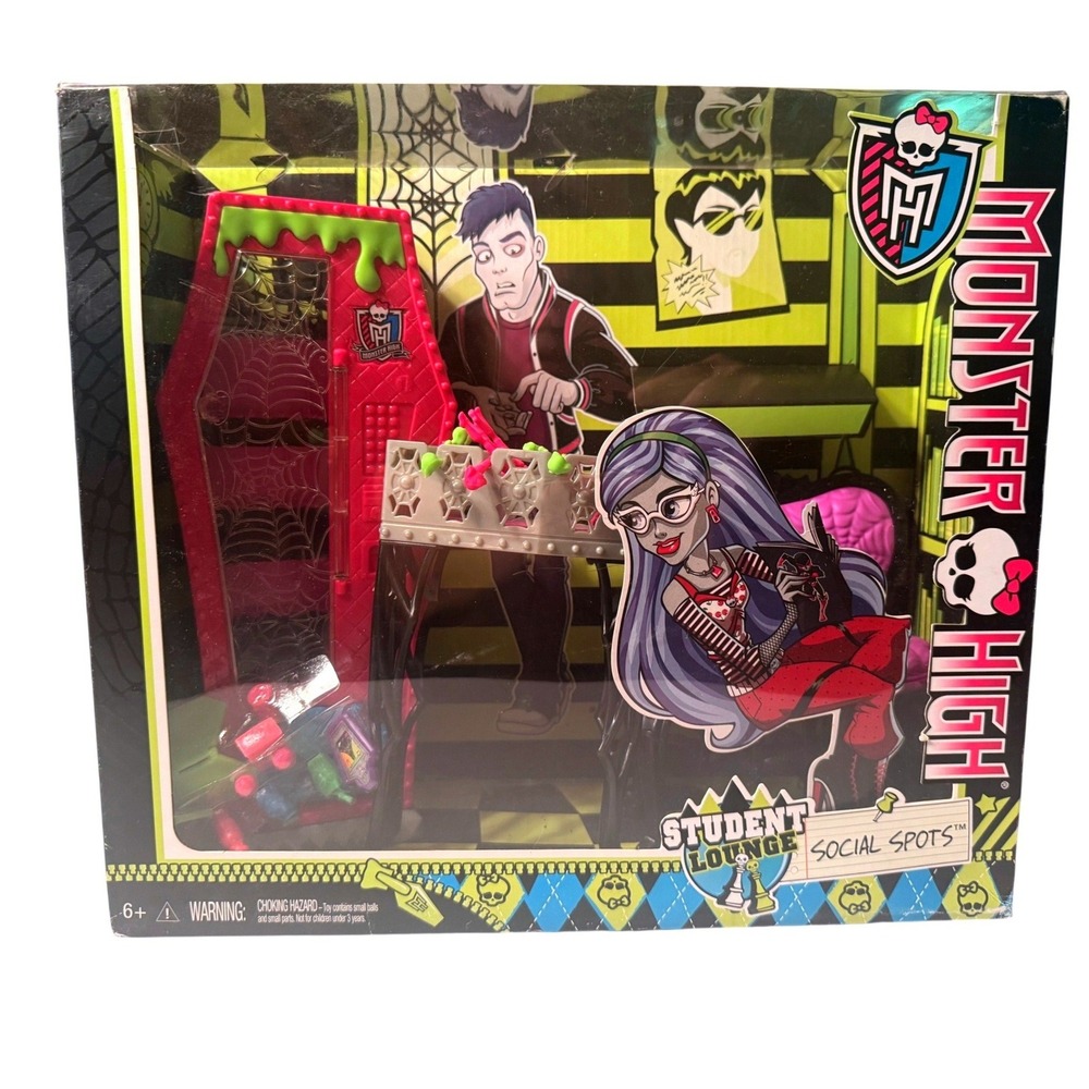Monster High Student Lounge Social Spots Playset Snack Machine Table Chair Box